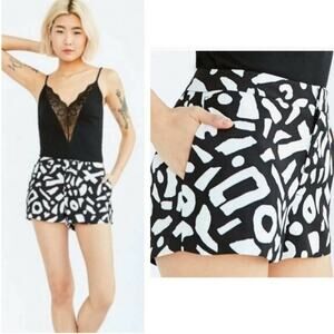 Alice + UO Urban Outfitters Black White Mid Rise Dressy Shorts Size 2 Whimsigoth